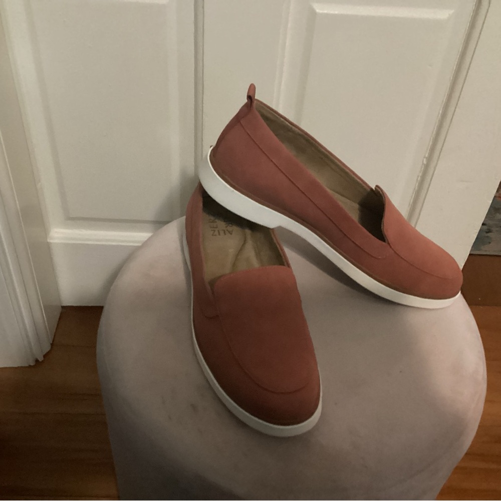 Naturalizer..dark pink swade walking shoe…brand new